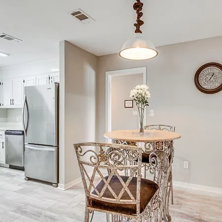 Pensacola Home With Screened Porch 10 Mi To Beach!